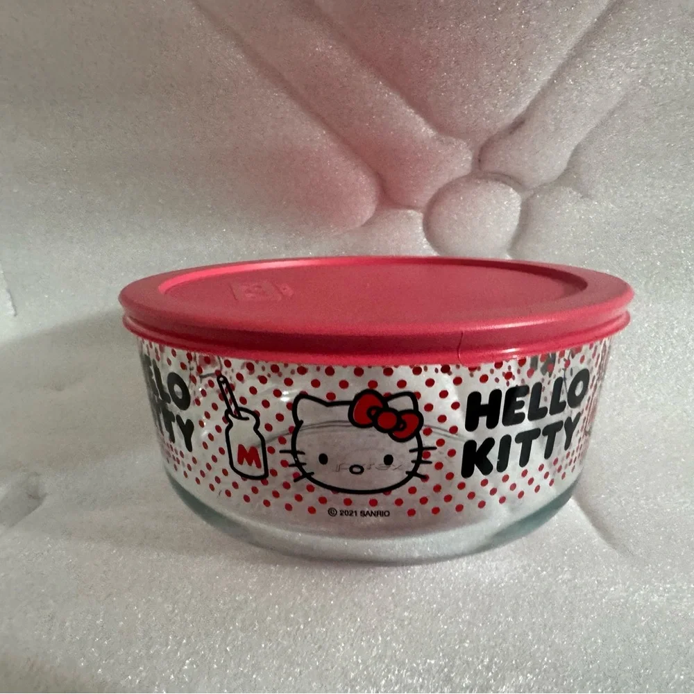 Hello Kitty Glass Bowl with Red  Lid 7 Cup